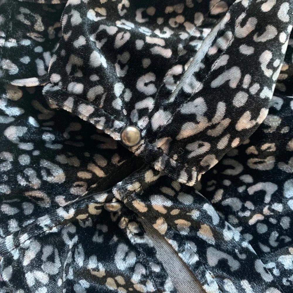 RAMY BROOK Jordyn Velvet Top w/deep-v neckline, Black/Grey Leopard Print Sz XS - Picture 5 of 11